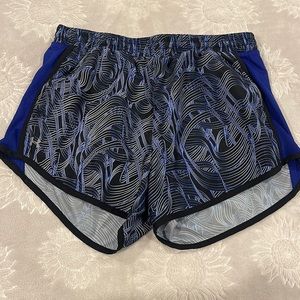 Women’s Under Armour heat gear loose shorts. Elastic band with drawstrings.